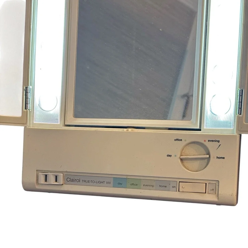 Vintage Clairol True-To-Light VIII Lighted Tri Fold Makeup Vanity Mirror Works